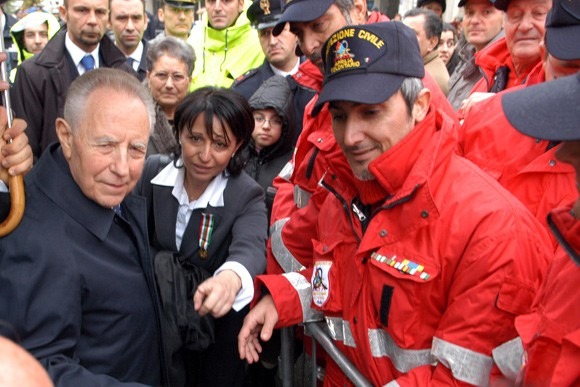 Cerimonia di consegna della medaglia d'oro al valor civile alla memoria di Gianni Orzini, alla presenza del Presidente Ciampi
